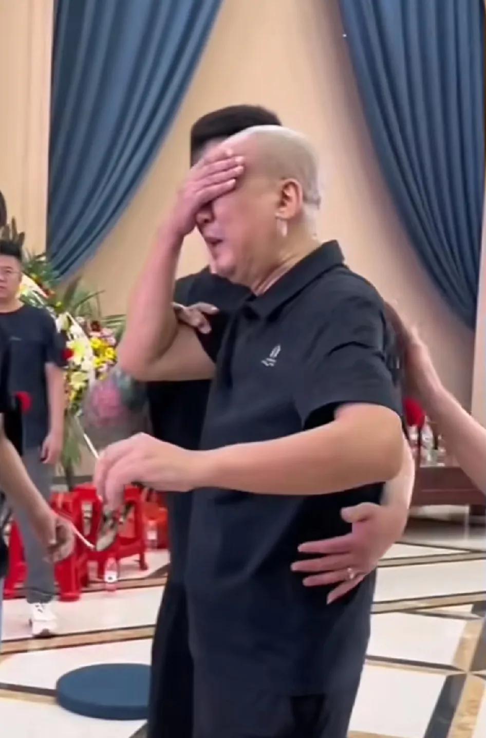 老汪在灵堂上大哭送别杨少华老师。
言辞感人:“老头啊！我得好好哭一哭你啊！你受苦