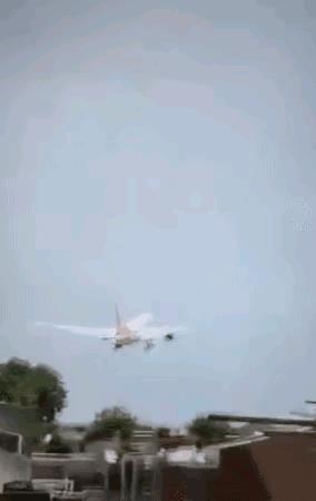 空难中能捡条命，英国乘客得去买彩票！！
昨日，印度一架波音787从印度起飞准备前