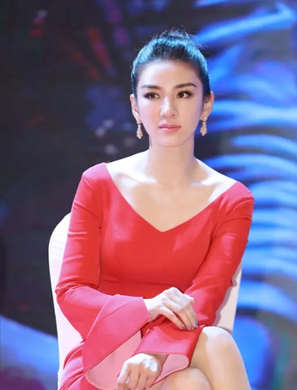 2020年筹拍《繁花》时，王家卫邀请黄奕出演。黄奕问:“拍多久？”王家卫说:“不