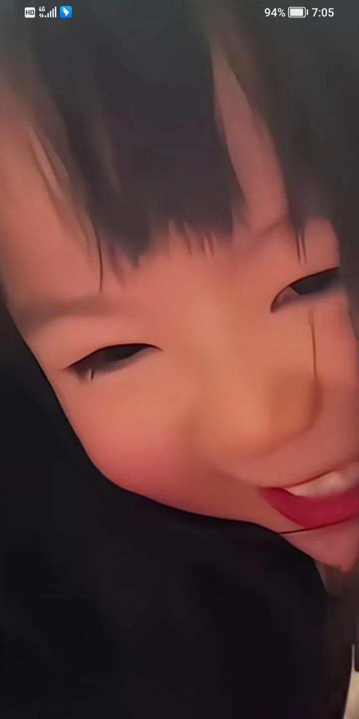 泪目，三岁的女儿不知道爸爸已离世，拿着手机给爸爸要生日礼物，然后问妈妈，爸爸咋不