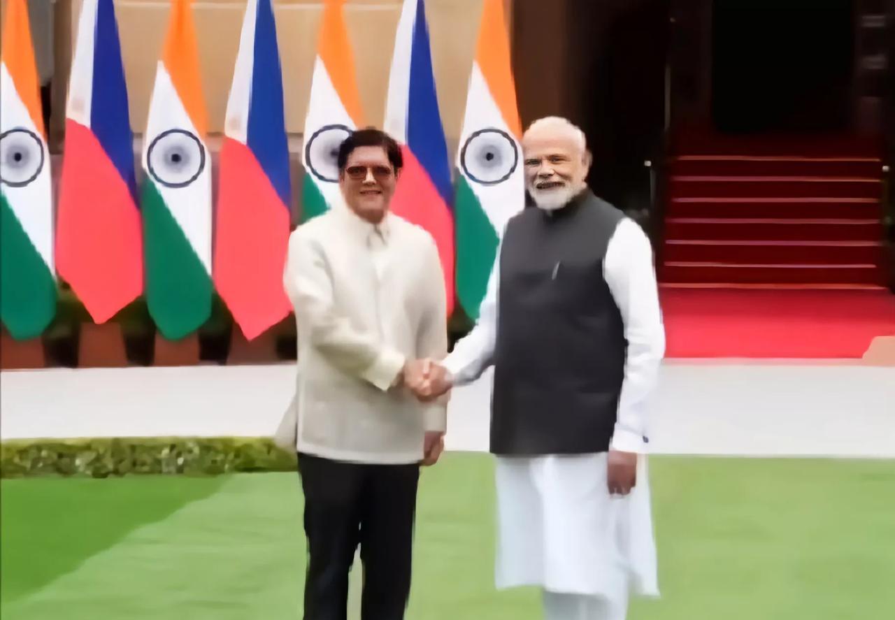 在国际外交中，无论是元首会见还是政府首脑会见，大多数领袖皆身穿西装，这已经是默认