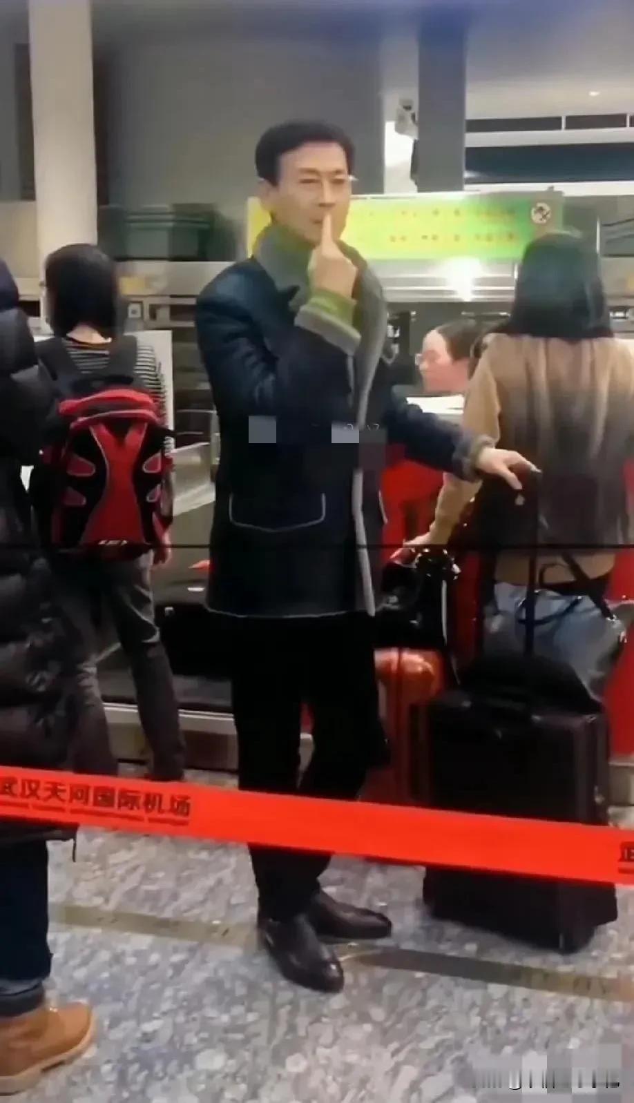 这位男星，认识他的人 估计都中年了...
他还演过仙侠片，里面的林青霞可漂亮了