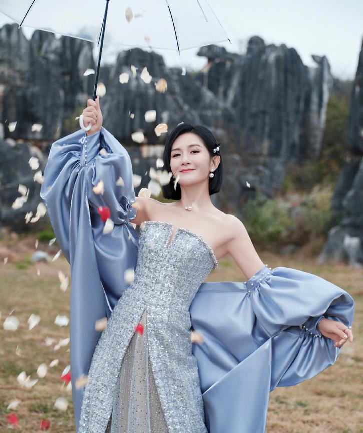 谢娜有一点真的很神奇，居然凭一己之力打破了娱乐圈的某个怪论。
很多人都说，娱乐圈