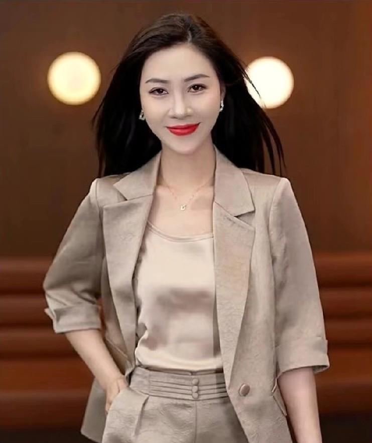 在女邻居家门口捡了几个纸箱，我感觉她去做医美了？
难怪我最近感觉邻居又变漂亮了也