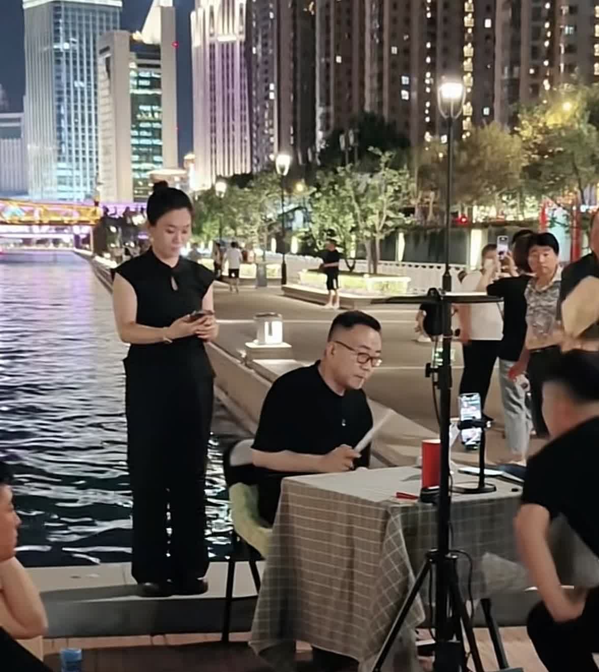 天津“杨议”再战海河带货了！ 实话实说对于60多岁的老人确实比较钦佩！

其