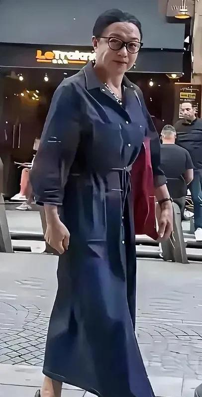 曾经家喻户晓的争议人物，还认识吗？
有网友拍到在法国街头的金星。短短一年，已面目