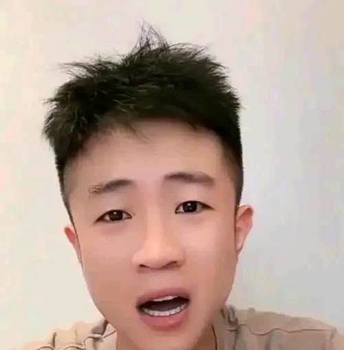 “刘能”王小利家出新闻啦！他和李琳的二儿子王梓嘉跑去开直播，跟大伙唠起了过年的事
