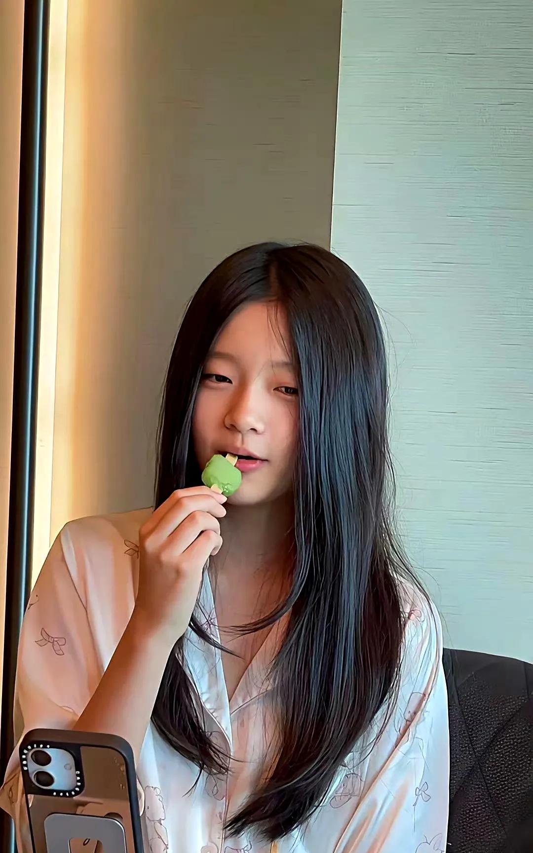 小玥儿与霖霖的正脸照一经曝光便引发热议。小玥儿眉眼间简直是大S的复刻，这模样直接