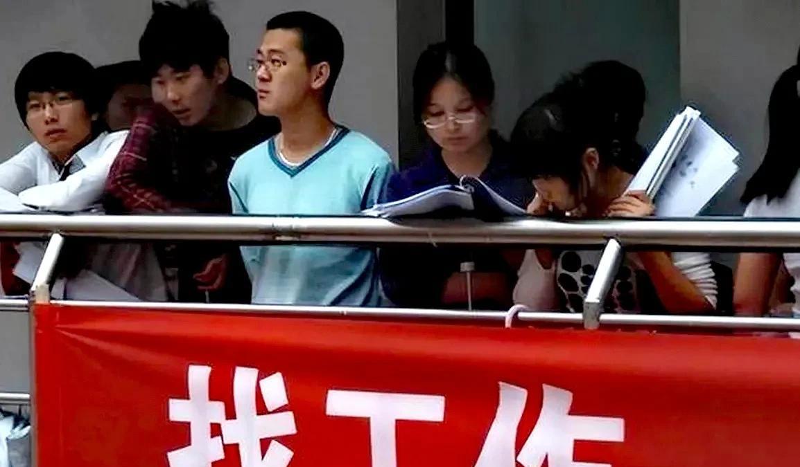 朋友孩子985本硕毕业，找工作倒是很顺利，同时收到两家公司的offer，一家是银