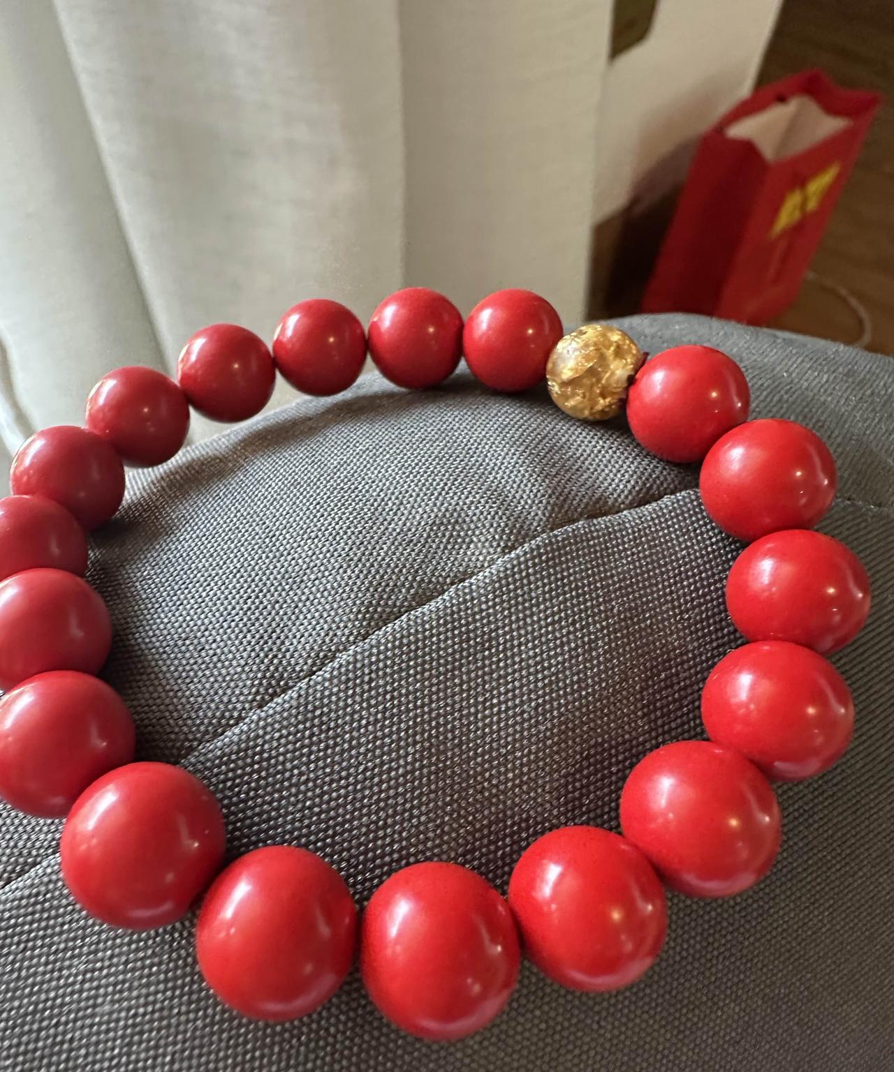 这是朱砂不？
昨天一位大姐说让我戴点朱砂，说更年期对身体好，让我戴到左手上，因为