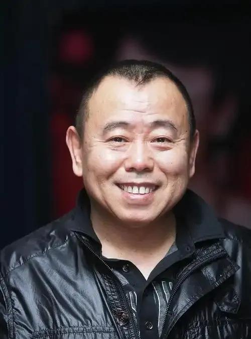 潘长江，国家一级演员，以小品闻名。他 5 岁时被诊断患“消渴症”，医生预言活不过