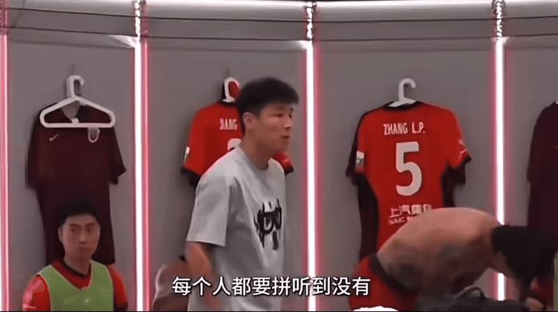 多年的媳妇儿熬成了婆，武磊也从当年的毛头小子变成了如今上海海港的更衣室大佬。无论