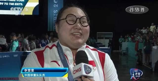 李雯雯为啥抱教练上台？采访里嘎嘎嘎的笑声超魔性，快来听听，你就知道我为啥爱她！