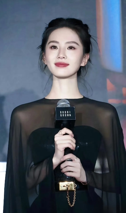 大家发现没
刘诗诗这天鹅颈应该是娱乐圈第一人
难怪吴奇隆说，第一次见刘诗诗就被她