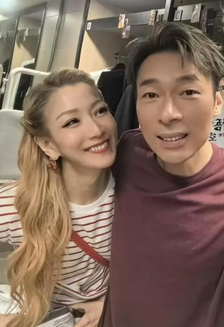 我滴天呐！sammi邓秀文是怎么做到这么多年了，看向太许志安的眼神里还这么充满爱