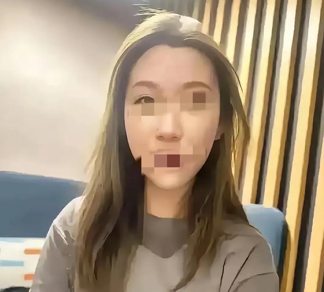 因放荡被开除的女大学生！

大连工业大学的李欣莳，追星追到“翻车”。

