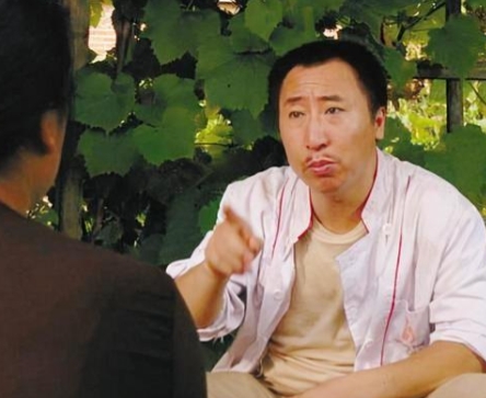 2016年，赵本山突然接到电话，爱徒张小光骑摩托车时发生意外去世，他勃然大怒：“