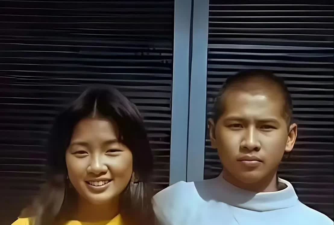 1975年一对姐弟合影，10年后都成为歌坛大佬，你还能认出来吗[抠鼻]