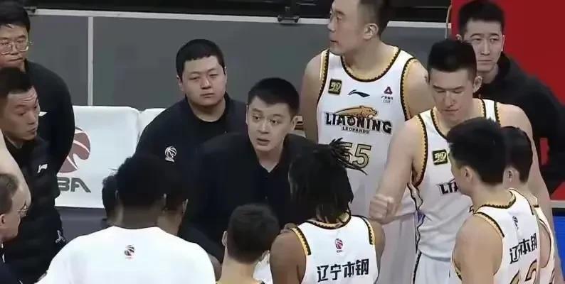 常规赛颁奖辽宁队颗粒无收！这是留着季后赛大奖给他们吗？
作为三冠王，本赛季常规赛