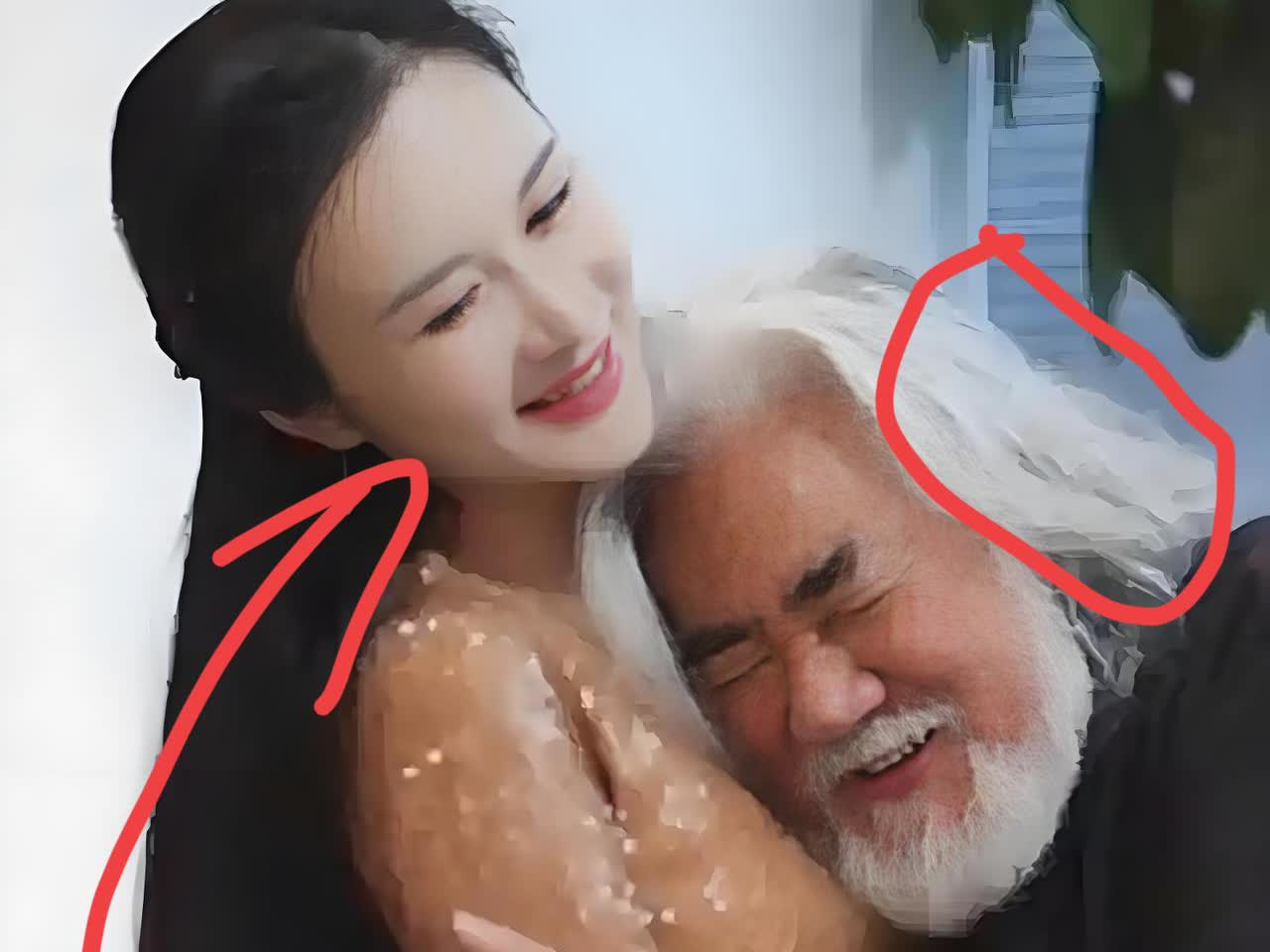 张纪中都74了，

有网友说，

他老婆根本不爱他，

起因是昨天张