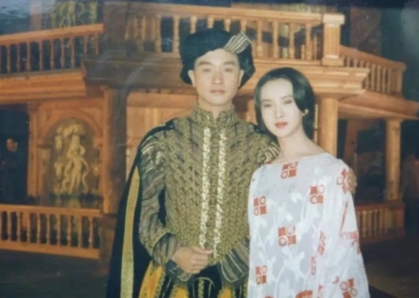 当年，谢兰刚进《大宅门》剧组，本来准备白佳莉。但她听说杨九红的角色有空缺，就去找