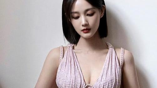 李一桐穿吊带深v高开叉裙，腰间镂空大秀曲线，背部绑带韵味十足