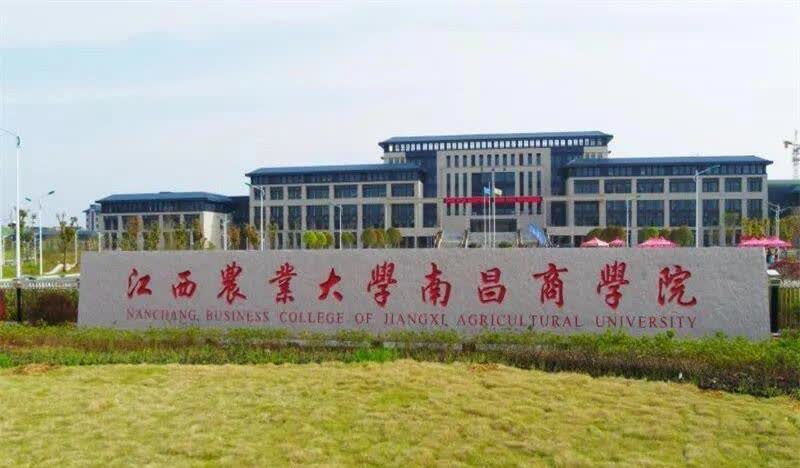 江西农业大学南昌商学院学生厕所偷拍被开除一点也不冤。三点原因：
1.他在学校女
