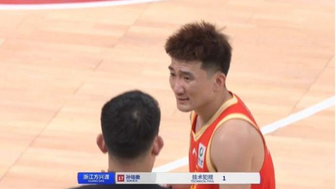不理智！孙铭徽被打到脸抱怨吃T+5秒后推人犯规 立即被换下冷静