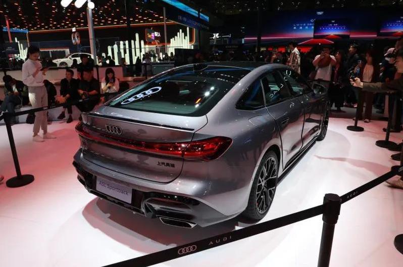 奥迪A5L Sportback亮相#2025上海车展#，首款搭载华为乾崑智驾油车