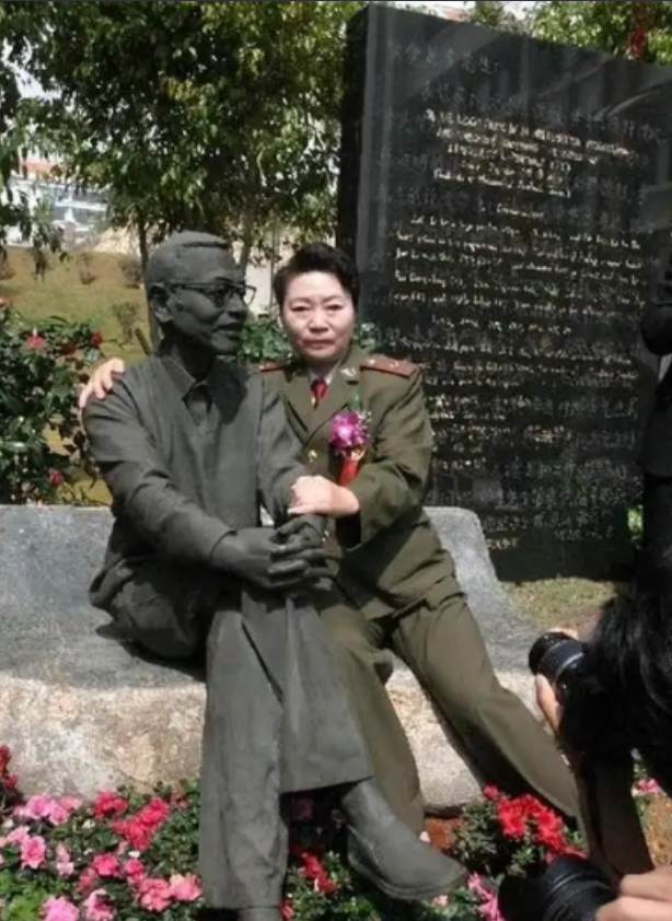 1997年，陈景润的妻子坐在丈夫的雕塑旁，紧紧搂住“丈夫”的肩膀，留下了这张感人