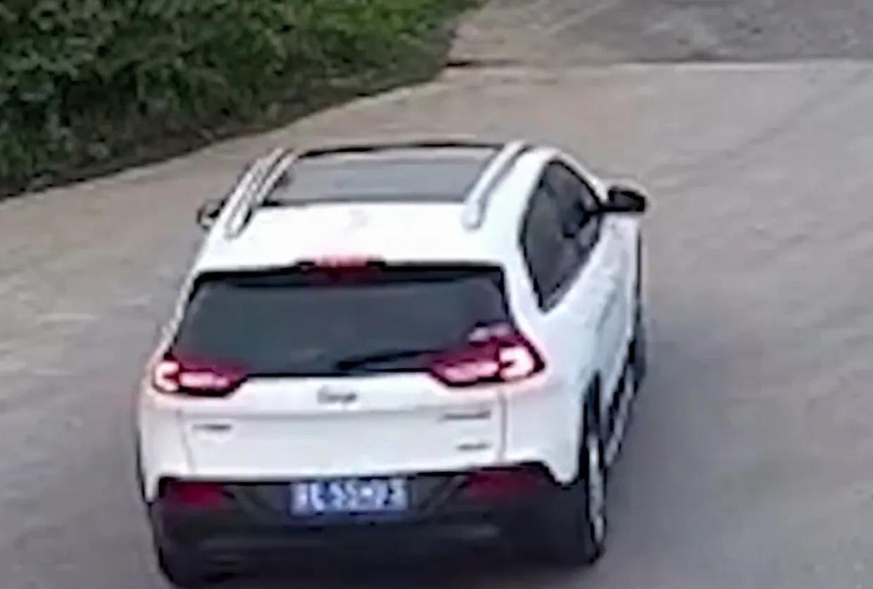 江苏靖江一对新人婚礼前一天开车坠河双双遇难事件发生后，我在画面中注意到，一辆白色