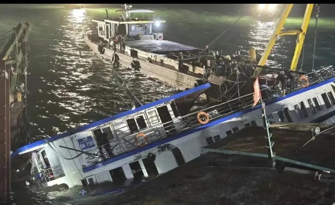 越南最大海难！游客出海不带救生衣，越南下龙湾沉船事件，导致37人遇难，国籍还未通