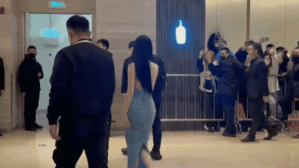 虞书欣不能这样欺骗粉丝吧，颜值本就一般了，竟然还把臀垫这么大！