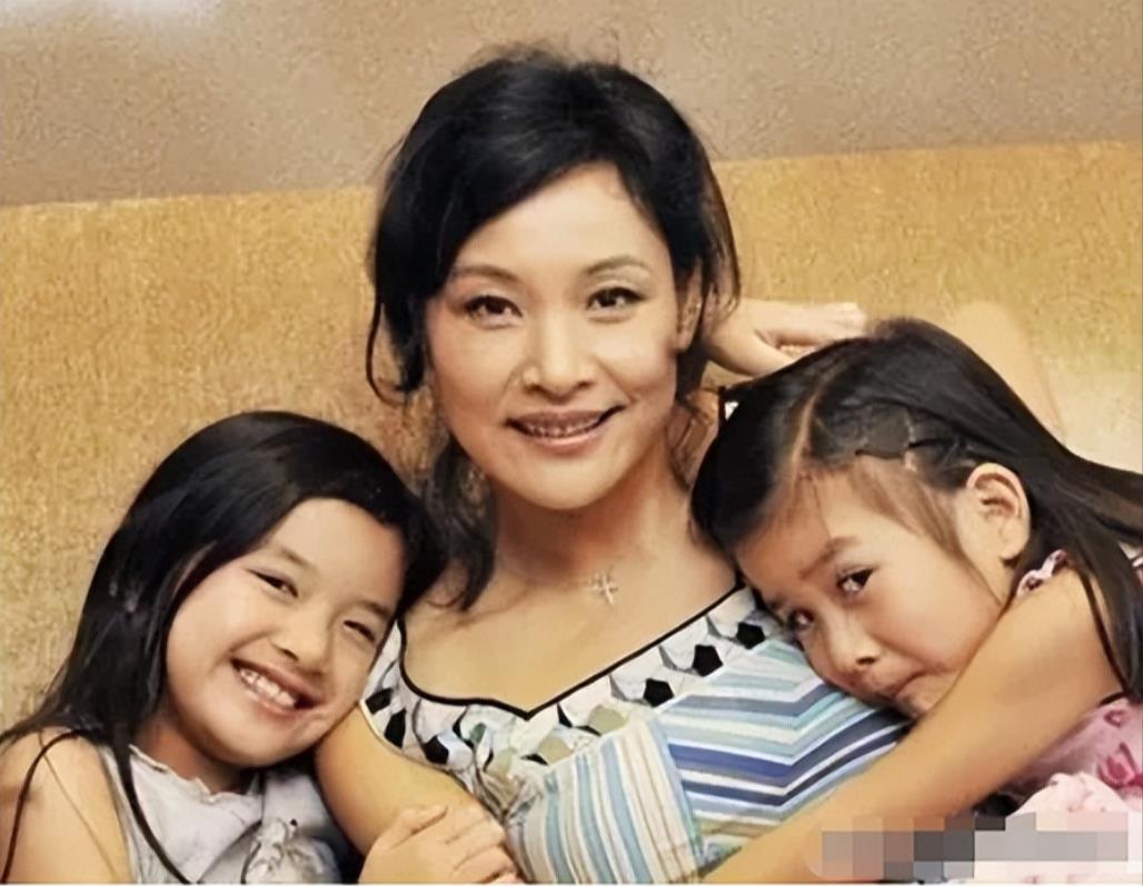 陈冲结婚6年，因为之前有过流产，很难再怀孕，于是她和老公从中国领养了一对双胞胎女