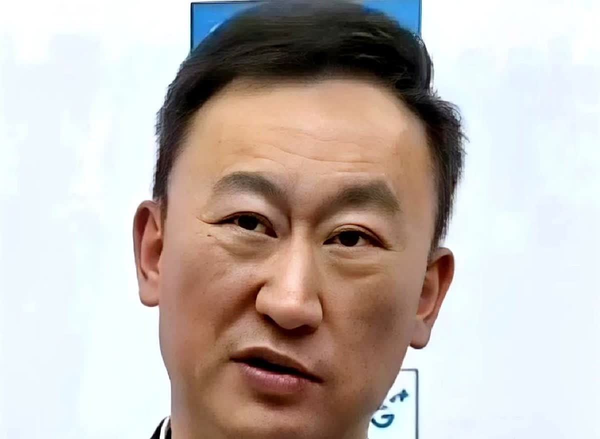 刘维伟回归家庭这事绝无可能！

他现在事业正往上走，又有钱又有地位，之前带球