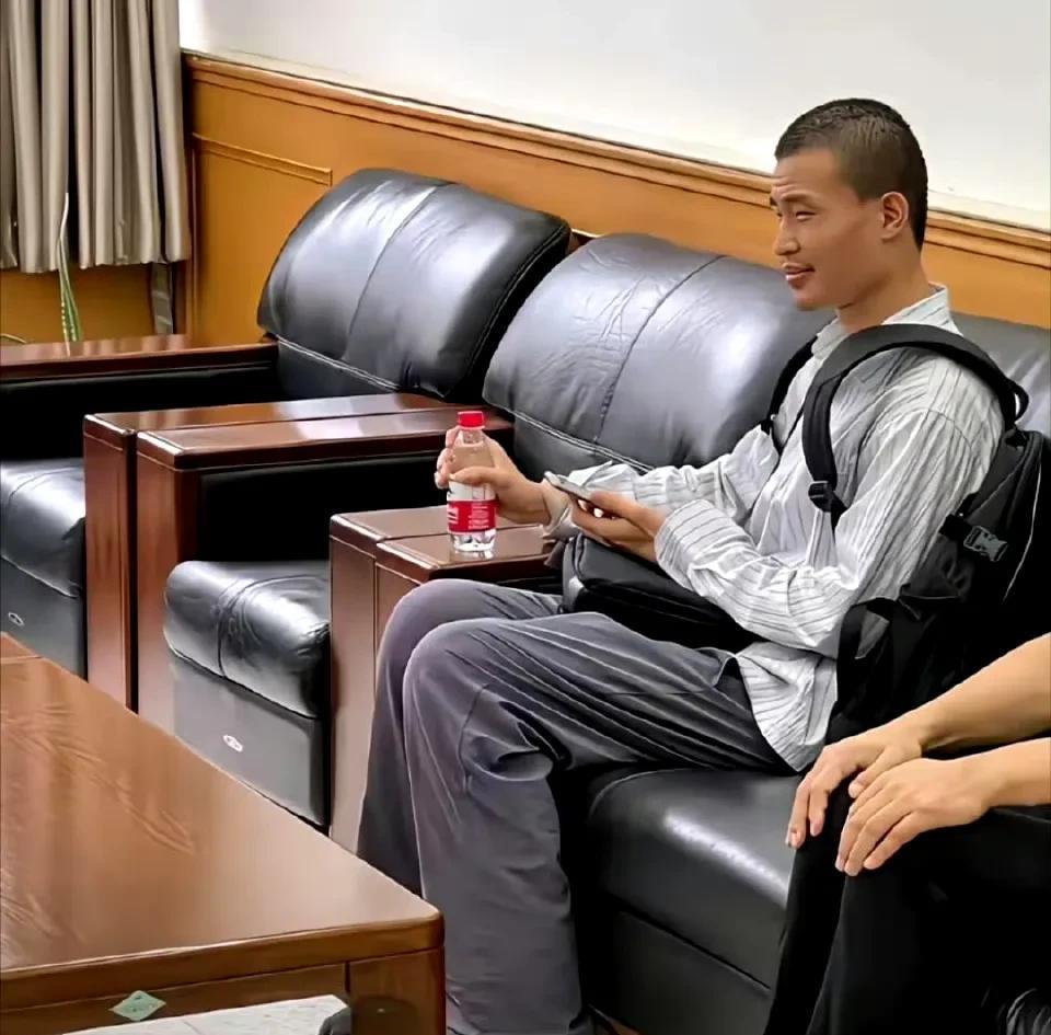 当今社会，能够淡泊名利、清正廉洁，把金钱看得如同粪土一般的人已经不多了，韦神无疑
