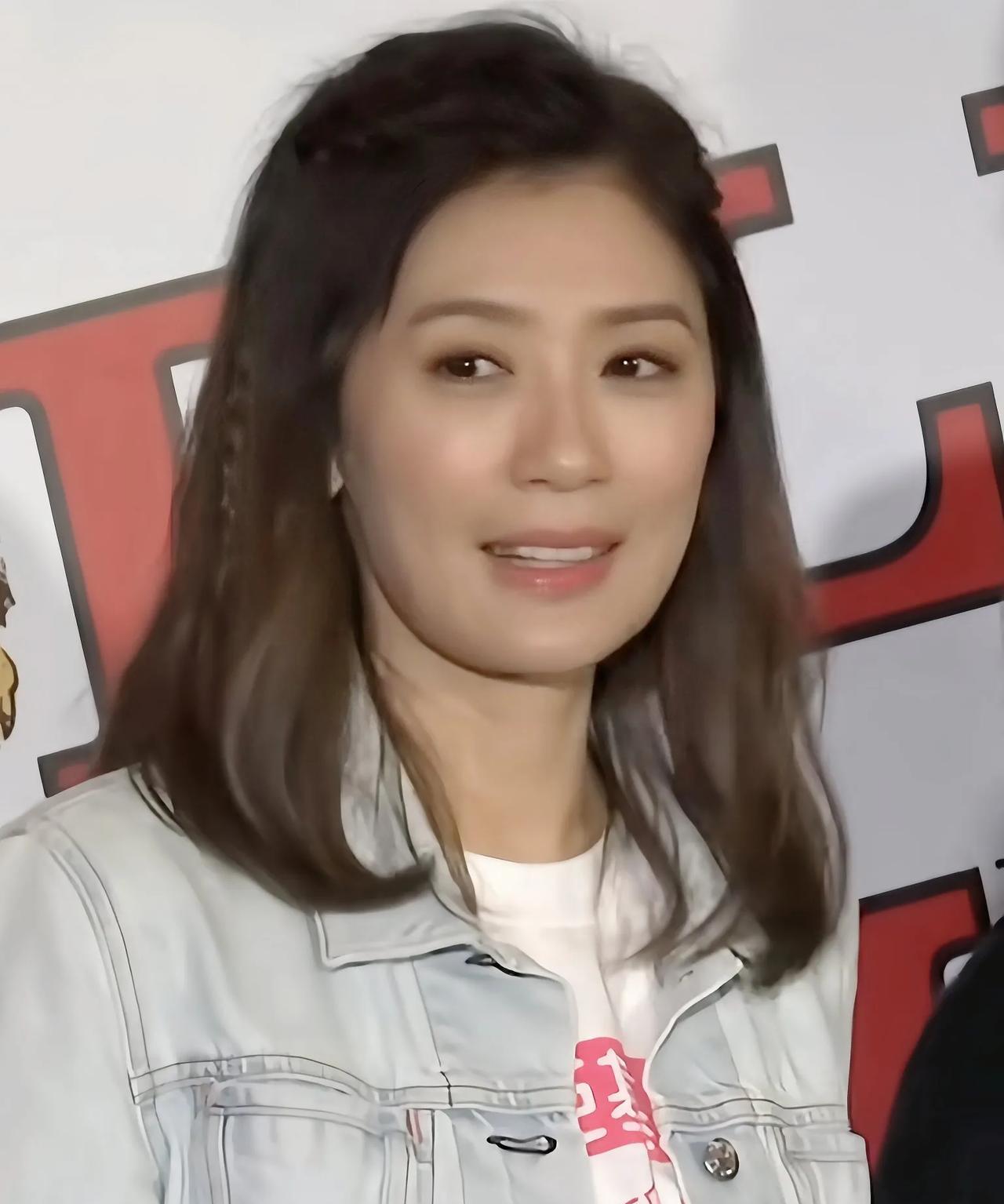 贾静雯素颜妆出席活动，风采依旧
贾静雯素颜妆亮相活动，刘德华曾赞其为台湾最美女星
