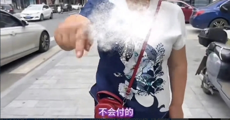 现在想开店做点生意太难了，一大姐在店里吃完一碗面起身就走，店主追出去说：“你还没