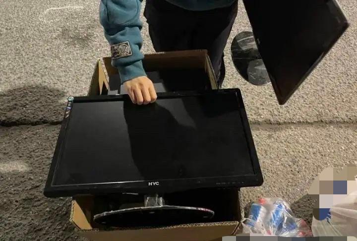 据悉，2024年4月，女生董某到一游戏工作室打工。
工作室的老板郭某承诺一个月给
