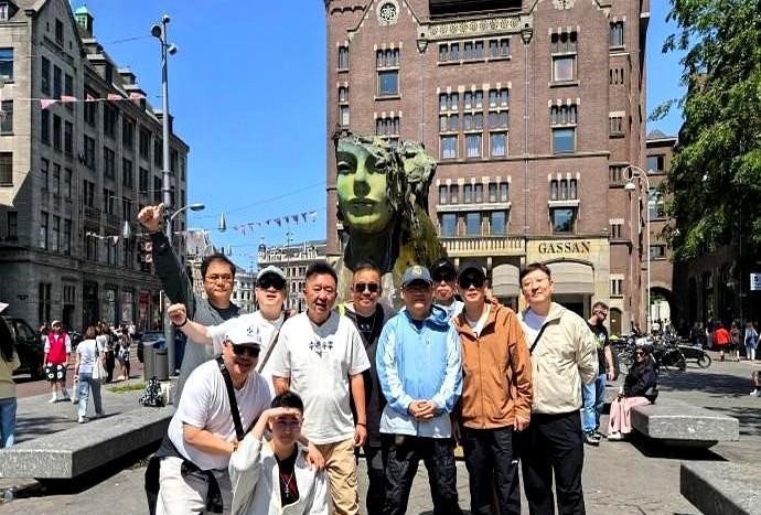德云社世界巡演第四站圆满结束！
离开荷兰海牙，演员们晒出了在荷兰海牙、阿姆斯特丹