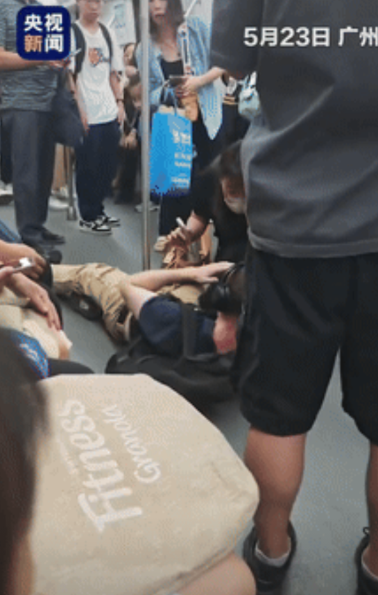 刻在国人骨子里的善良！广东，一老外男子突然在地铁里晕倒，年轻女子得知立刻给男子把