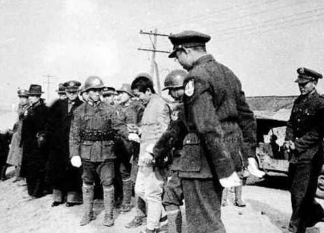 1946年7月，一名日本战犯临死拒不下跪，还高呼：天皇万岁！不料，中国老百姓却不