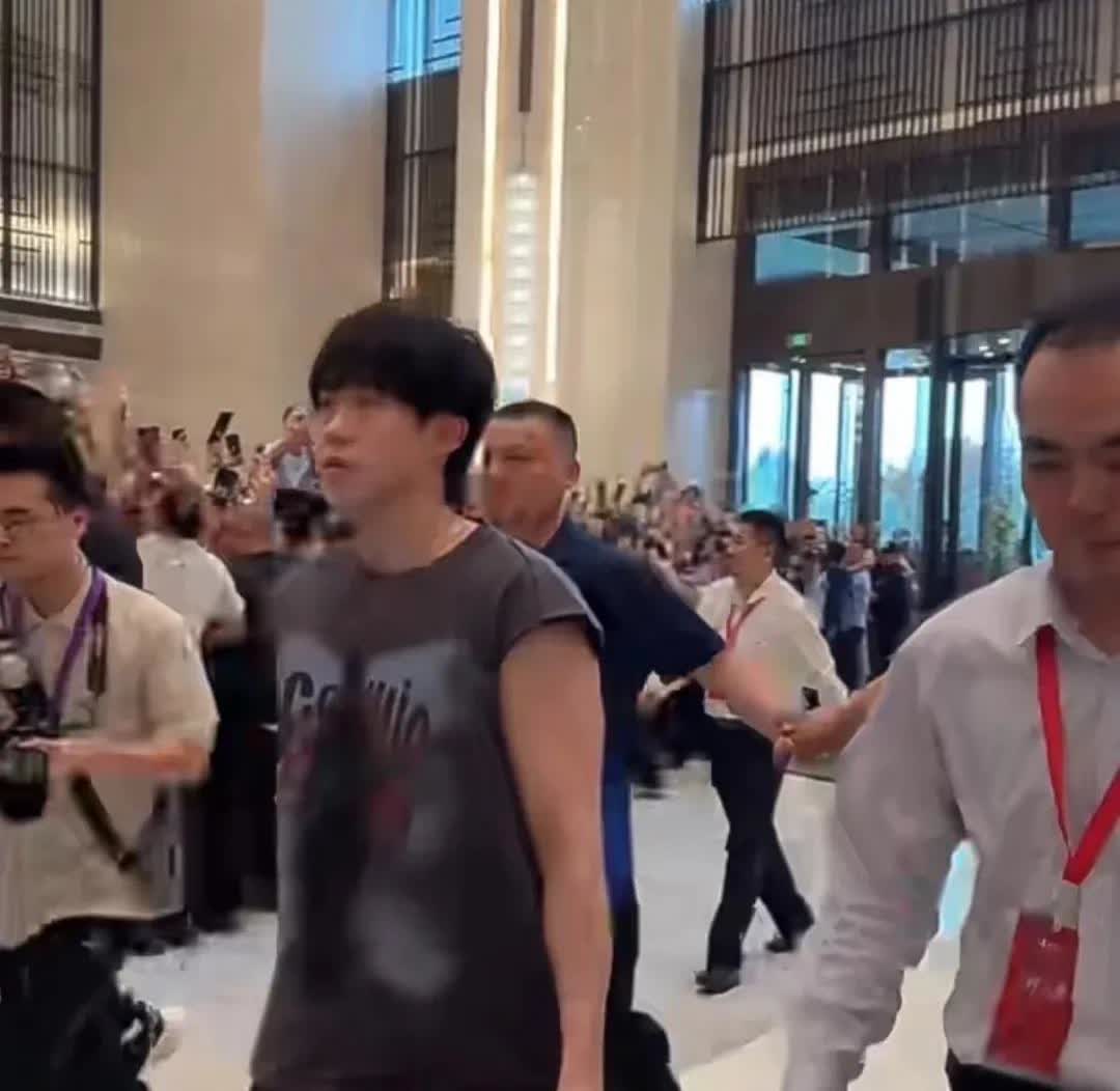 大头终于出现了，
这也太帅了吧，
衣服特别潮，
好多球迷从早上就开始守在酒