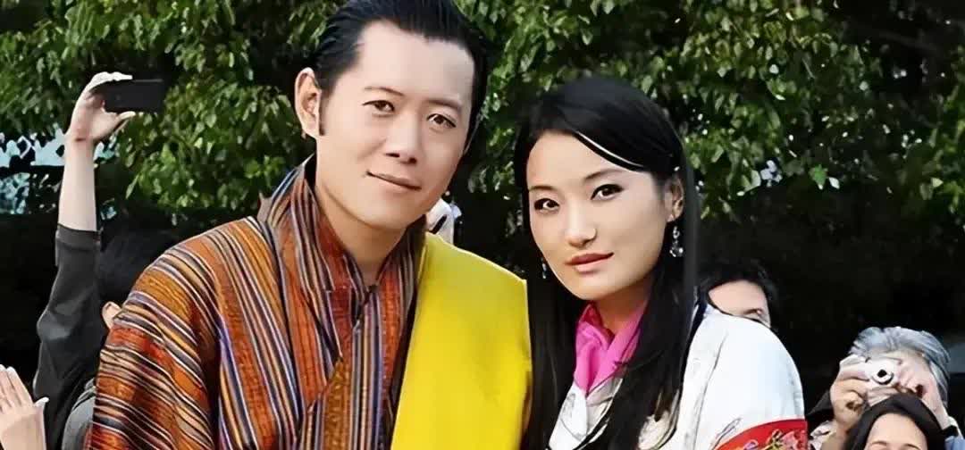 不丹王后连生3子不被重视，合影时被挤到角落里，童话爱情破碎了

小牛穿影机