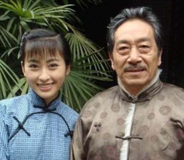 2013年，30岁的饶芯语，疯狂追求67岁的王奎荣。她对王奎荣说：车子、房子、票