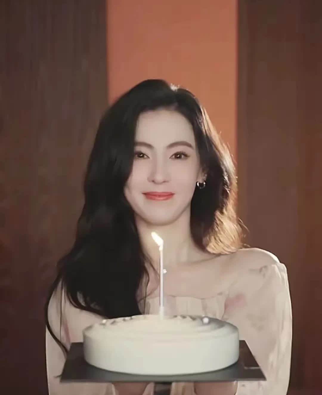 都说周星驰业内没有朋友，但他生日那一天，好几个星女郎发文为他庆生，这其中有张柏芝