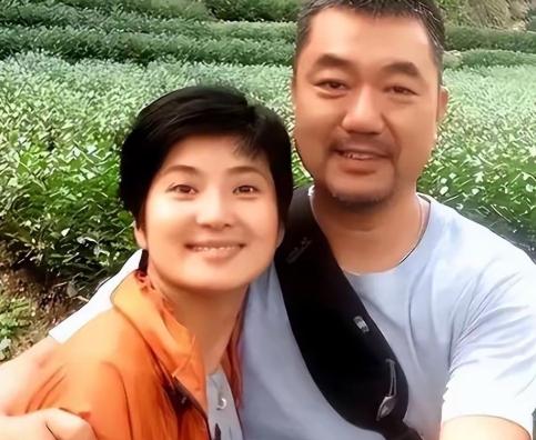 董勇现状：和二婚老婆住豪宅，57岁老态尽显，与女儿同框像爷孙
