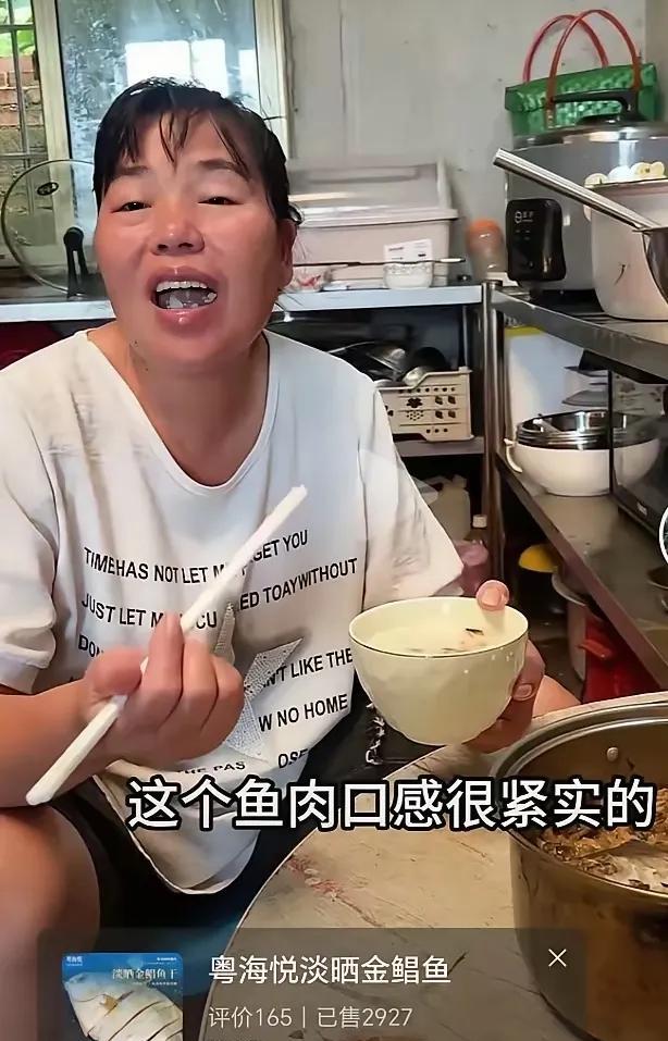 全红婵的妈妈，直播过程中一直吃东西，又被网友抨击了。批评她嘴巴里很多饭不咽下去就