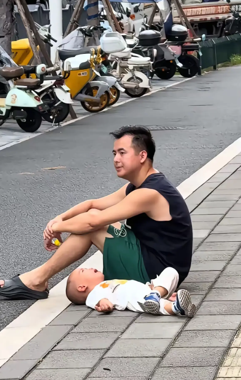 这绝对是亲爸
大家认同吗？