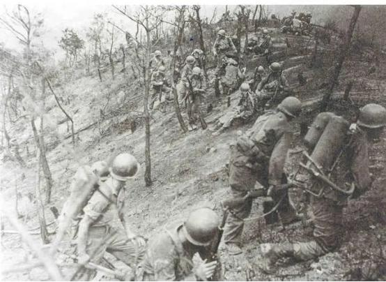 1952年，志愿军突然发明了一款神秘武器，杀伤力极大，每次都把美军吓得四处乱窜，